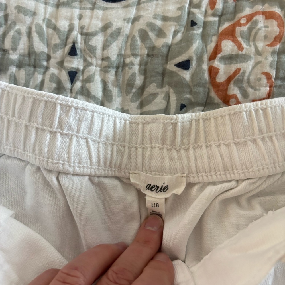 Aerie Women’s White shorts with elastic waist band